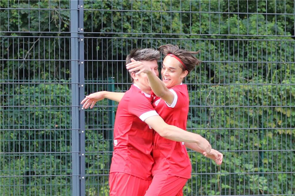 Thomas Fritzsche (l.) umarmt Adrian Weinhold - ein Anblick, den es beim Flaesheimer 5:1-Sieg beim SV Hochlar einige Male gab. Die beiden erzielten alle fünf Tore der Concordia.