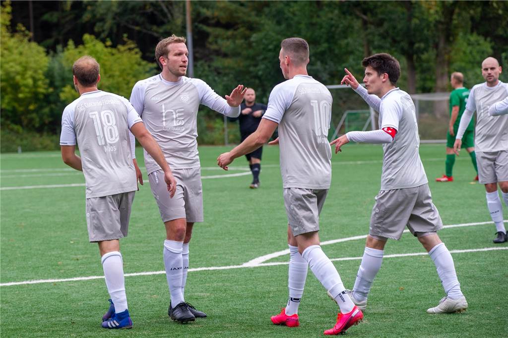 Total verzerrtes Bild: In dieser Kreisliga-Tabelle stimmt fast gar nichts Thomas Fritzsche (r.) und Concordia Flaesheim stehen derzeit auf Platz vier der Kreisliga A2 Recklinghausen.