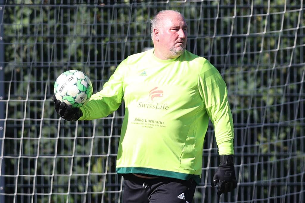 Thomas Gebhardt bleibt bei GS Cappenberg: Trainer hadert mit Doppelrolle und will die ablegen Thomas Gebhardt hat den Ball in der Hand.