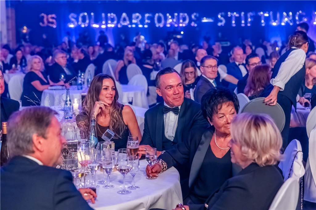 Die besten Bilder der Solidarfonds-Gala 2024: Feine Gäste feiern BVB, Hagedorn und Roland Kaiser
