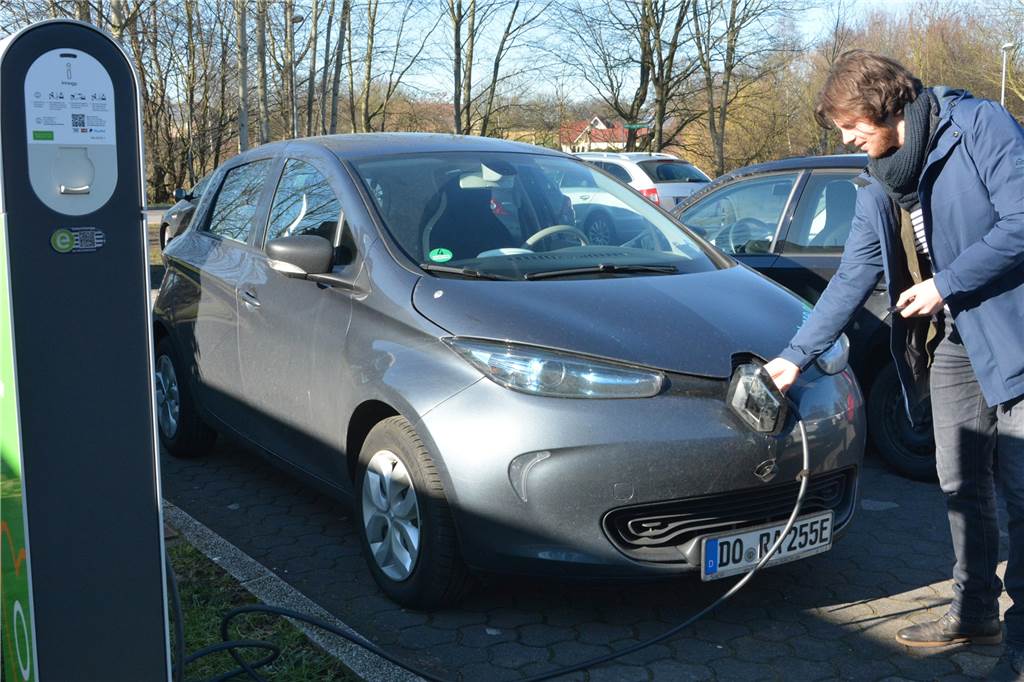 Carsharing gibt es ab dem 23. März auch in Schermbeck Thomas Heer entfernt das Ladekabel des neuen Dienstwagens der Gemeinde, der auf dem Rathausparkplatz an einer Ladesäule steht.