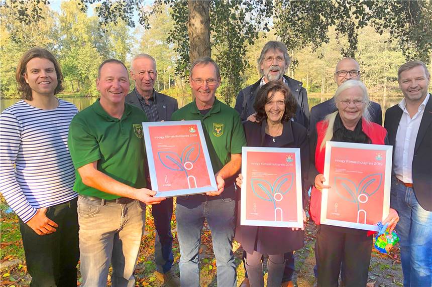 Das sind die Gewinner des Klimaschutzpreises Thomas Heer (l.), Dirk Krämer (hinten 2.v.r.) und Mike Rexforth (r.) zeichneten die Klimaschutzpreis-Gewinner aus: Bernd Abel, Hartmut Neuenhoff und Ernst Steinkamp von den Dammer Schützen, das Ehepaar Hubert und Christa Schwan sowie Hildegard Daldrup