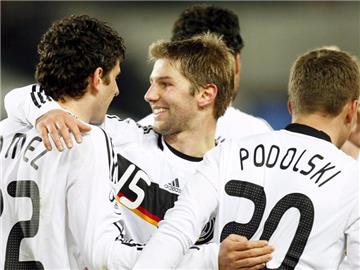 Thomas Hitzlsperger (M) hat seine Homosexualität öffentlich gemacht. Foto: Hans Klaus Techt