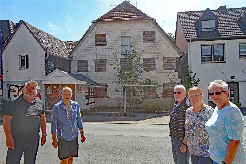 Schrott-Haus: 40.000 Euro geboten und dann nie etwas gezahlt – eine Enteignung ist kaum möglich Thomas Hörner (l.) und eine Reihe von Nachbarn ärgern sich seit Jahren über das Schrotthaus mitten im Zentrum von Westhofen.