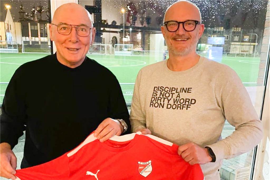 FC Rot-Weiß Dorsten holt einen Trainer mit UEFA-Pro-Lizenz: Früher in Marl und Herten tätig Thomas Iwanowsky (r.) stellt Werner Kasper (l.) als neuen Trainer des FC Rot-Weiß Dorsten vor.