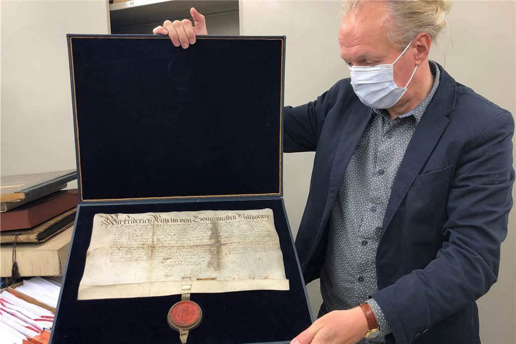 Gedächtnis der Stadt Castrop-Rauxel steckt hinter dicken Wänden Thomas Jasper zeigt die älteste Urkunde der Stadt von 1666.