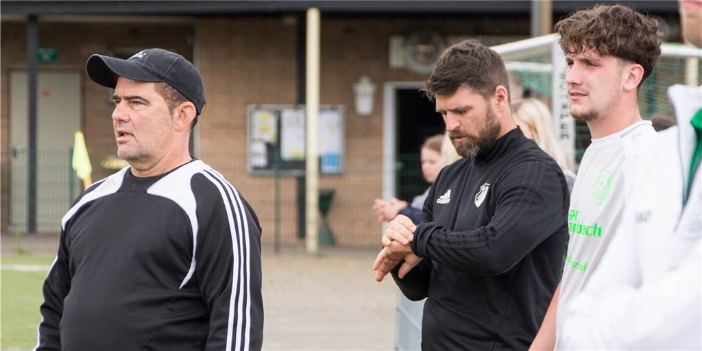 Bossendorf hat seinen Unterschiedsspieler verloren: „Kann man nicht eins-zu-eins ersetzen“ Thomas Joachim (l.) und Adrian Cetera (M.) sind mit einem 4:1-Testspielsieg in die Vorbereitung gestartet.