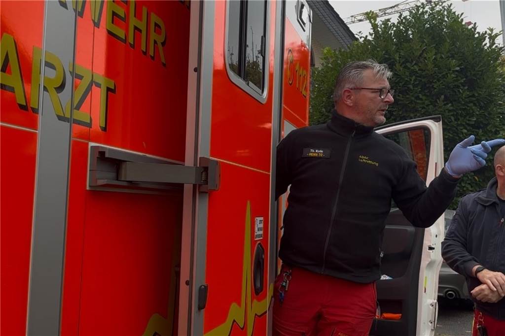Schwere Unfälle und ein Großbrand: Ein Tag auf dem ADAC-Hubschrauber Ein Mann kommt aus einem Rettungswagen heraus.