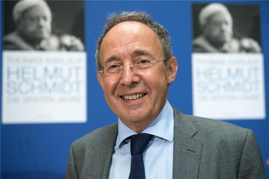 Kritische Stauffenberg-Biografie angekündigt Thomas Karlauf 2016 im Willy-Brandt-Haus in Berlin bei der Buchvorstellung der Biographie "Helmut Schmidt. Foto: Bernd von Jutrczenka