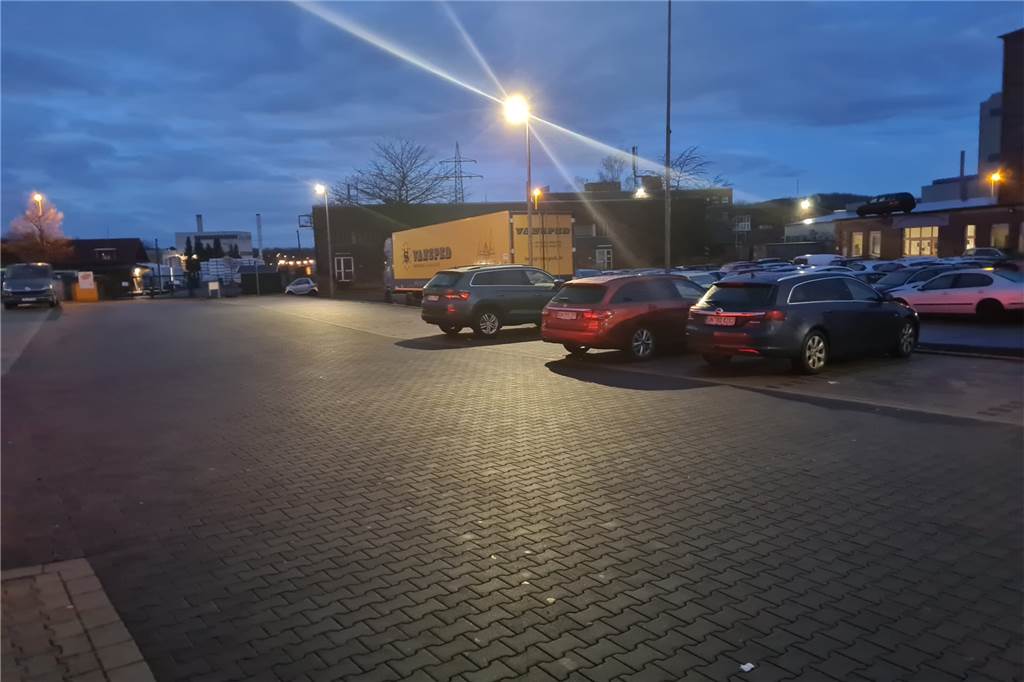 Fitnessstudios gegen 2G-plus: Gerichtliches Eilverfahren Thomas Kiefer, Inhaber des Fit Plus in Bergkamen, erlebte den Parkplatz am ersten Tag mit 2G-plus ungewöhnlich leer. Mit seinem Auto und dem seiner Frau parkten dort nur zwei weitere Autos.