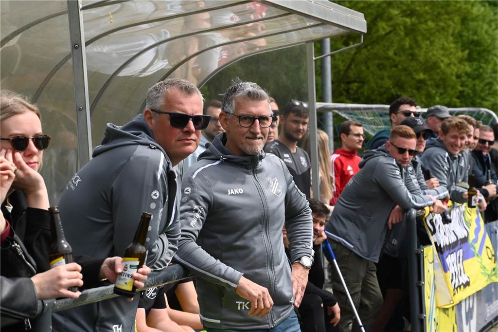 SV Lembeck und SV Hardt II wollen Pfingstmontag feiern: Erste Matchbälle zum Aufstieg Thomas Kreuz an der Seitenlinie