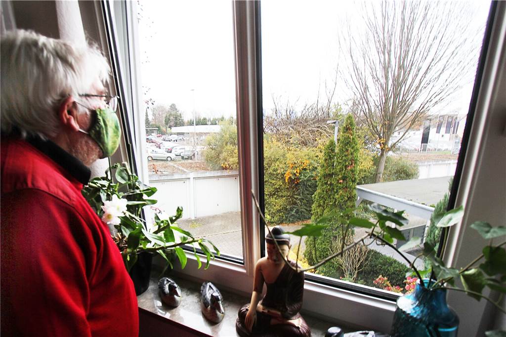Gefällte Bäume gehörten der Stadt Schwerte – Straßen NRW: „Das war unser Fehler“ Thomas Kruse sieht vom Fenster seines Hauses an der Straße Am Kornfeld aus anstelle von Baumkronen plötzlich direkt auf die Hagener Straße.