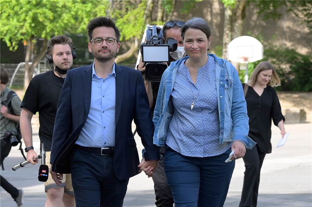 Landtagswahl NRW 2022: Wüst und Kutschaty gut gelaunt an den Urnen Thomas Kutschaty (SPD), Spitzenkandidat für das Amt des Ministerpräsidenten in Nordrhein-Westfalen, und seine Ehefrau Christina Kutschaty verließen am Wahltag Hand in Hand das Wahllokal, nachdem sie ihre Stimme in Essen abgeben hatten.