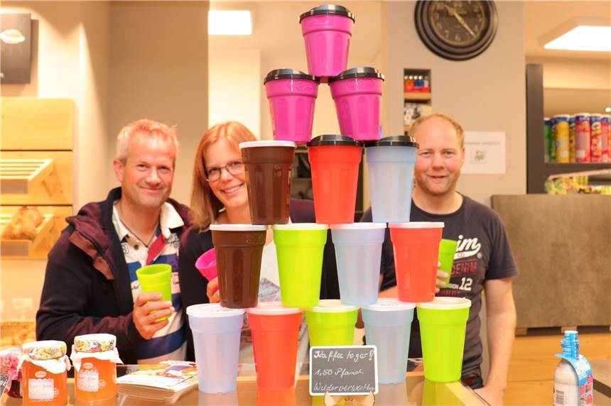 Vinnumer Dorfladen will mit Coffee-to-Go-Becher noch umweltfreundlicher werden Thomas Lohmann, Sandra Burbank und Lars Hitscher vom Dorfladen stellen den FairCup Mehrwegbecher vor.