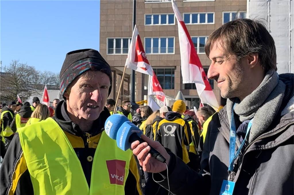 Großer Post-Streik in Dortmund: 3500 Beschäftigte machen ihrem Ärger Luft Thomas Lox, Zusteller aus Radevormwald, sprach bei der Kundgebung mit unserem Reporter