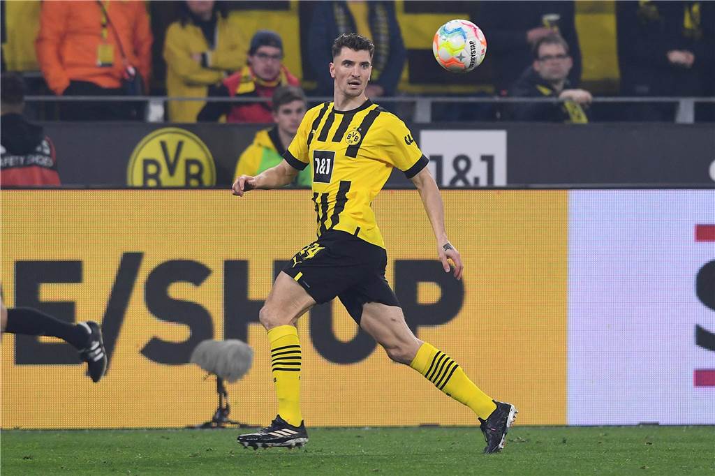 BVB-Sportdirektor Kehl vor schwierigem Spagat: Konzentration auf Sport trotz offener Personalien Thomas Meunier nimmt den Ball an.
