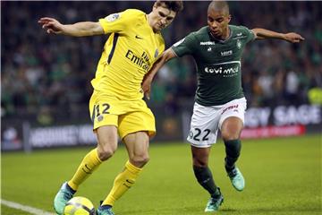 Thomas Meunier (l) von PSG kämpft mit Saint-Etiennes Kevin Monnet-Paquet um den Ball. Foto: Laurent Cipriani/AP