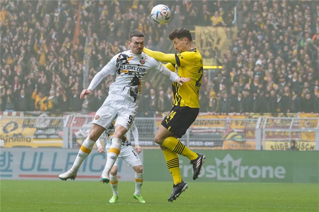 Thomas Meunier im Kopfballduell mit Dennis Borkowski.