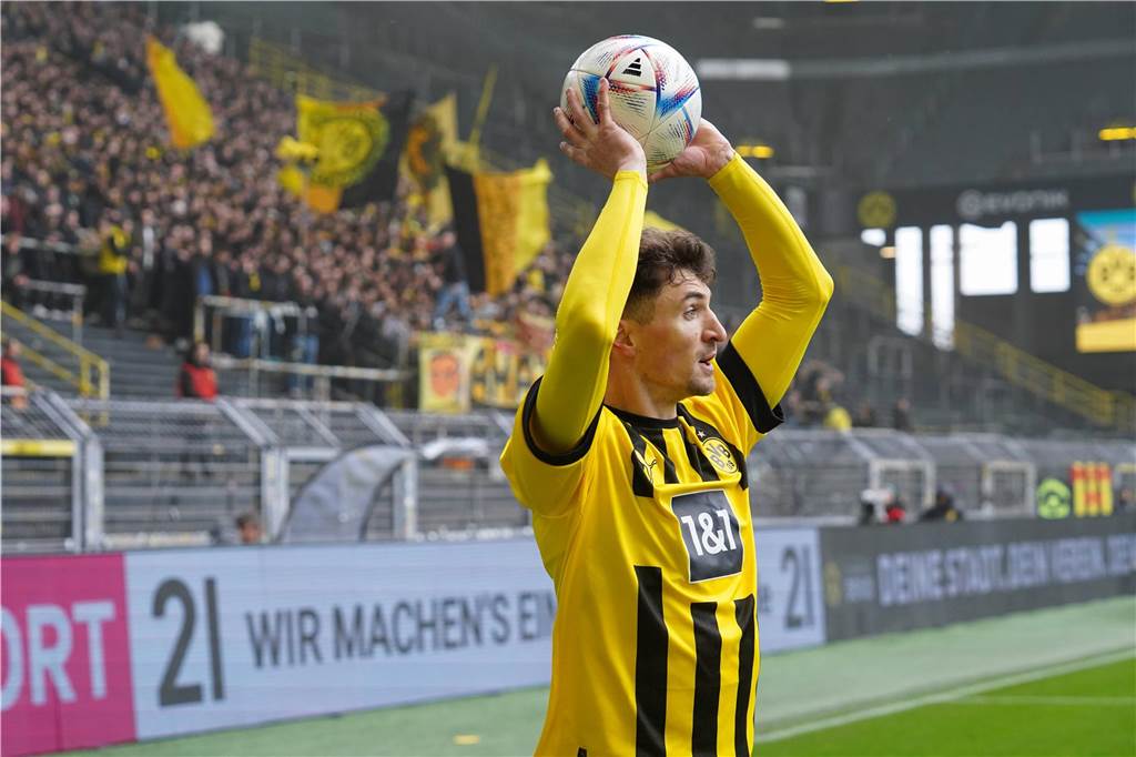 BVB-Profi Thomas Meunier hilft freiwillig bei U23 aus: Sein Umgang mit der Reservistenrolle Thomas Meunier beim Einwurf.