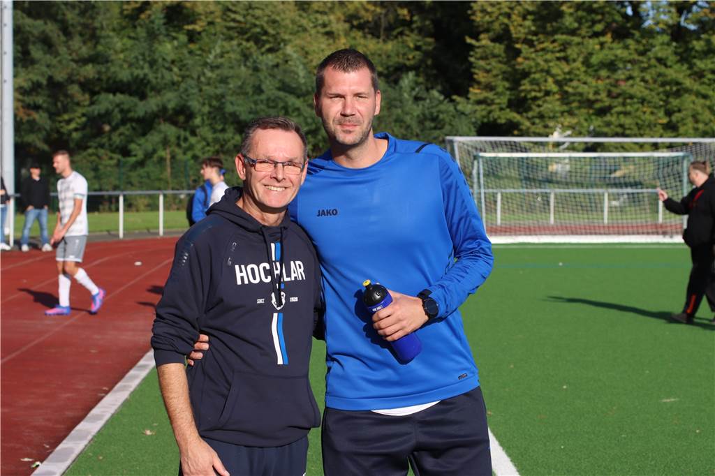 Primus VfB Waltrop liegt erst 0:3 gegen Hochlar zurück und verliert dann den Topspieler Thomas Mlodoch (Hochlar, li.) und Marco Taschke mussten nach dem Abpfiff erst einmal ganz tief durchatmen. An ihrer gegenseitigen Wertschätzung hat das Spiel aber natürlich nichts geändert.