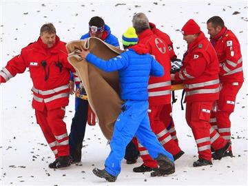 Thomas Morgenstern wird an der Schanze von in Bad Mitterndorf von Helfern geborgen. Foto: Erwin Scheriau