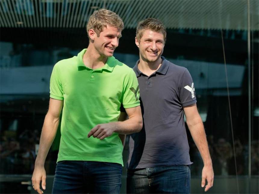 Kroos, Khedira, Hummels und Co.: Brüderpaare am Ball Thomas Müller (l) und sein Bruder Simon. Foto: Daniel Karmann
