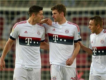 Thomas Müller (M) hofft bei Guardiolas Abschied auf ein Triple. Foto: Peter Steffen