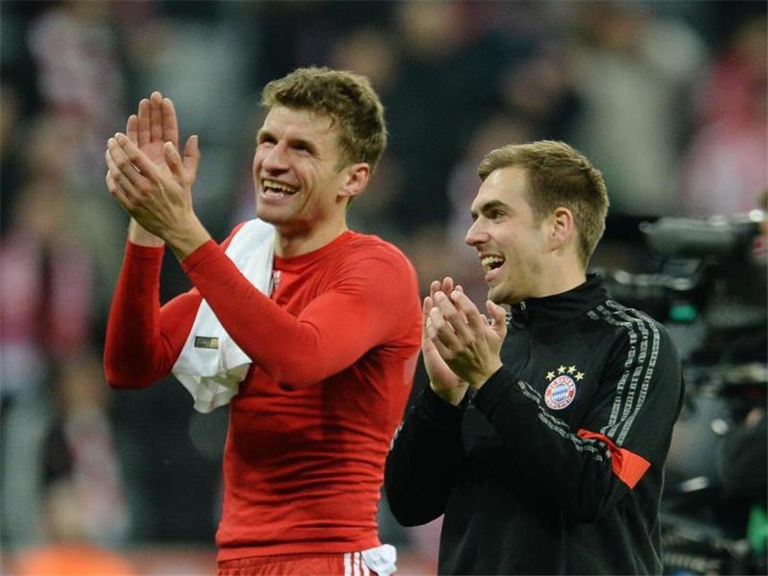 Bayern mit 7:0-Rekord ins Viertelfinale Thomas Müller macht sich zum Rekordtorschützen und Philipp Lahm braucht die Trainingsjacke gar nicht ablegen. Foto: Andreas Gebert