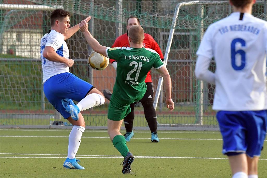 Transferoffensive beim TuS Niederaden trotz Ascheplatz und überschaubarer Mittel Thomas Orfanidis (l.), war einer der ersten Spieler, dessen Wechsel der TuS bekannt geben konnte.
