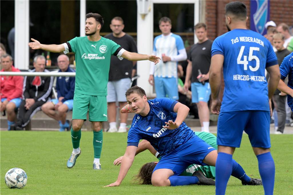 Thomas Orfanidis spricht über seine Rolle beim TuS Niederaden Thomas Orfanidis (M.) wird in der Rückrunde wieder öfter für den TuS Niederaden auf dem Rasen stehen.