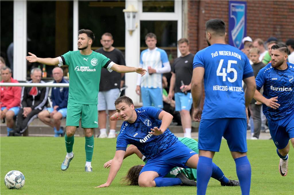 Die fünf verrücktesten Spiele der Hinrunde in Lünen Thomas Orfanidis im Zweikampf.