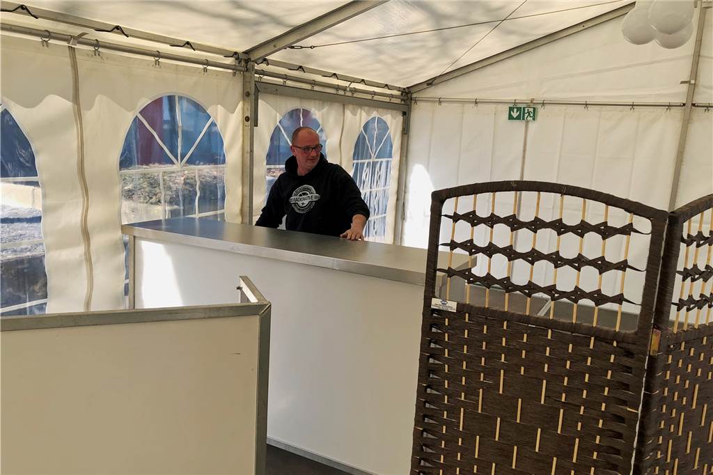 Mit Video: Die Corona-Testzentren in Südlohn und Oeding sind bereit Thomas Ostendarp beim Aufbau der Teststation im kleinen Festzelt im Innenhof des Rathauses in Oeding. "Was früher mal eine Theke war, ist jetzt eine Anlaufstelle für Corona-Tests", witzelt Jochen Terbeck.