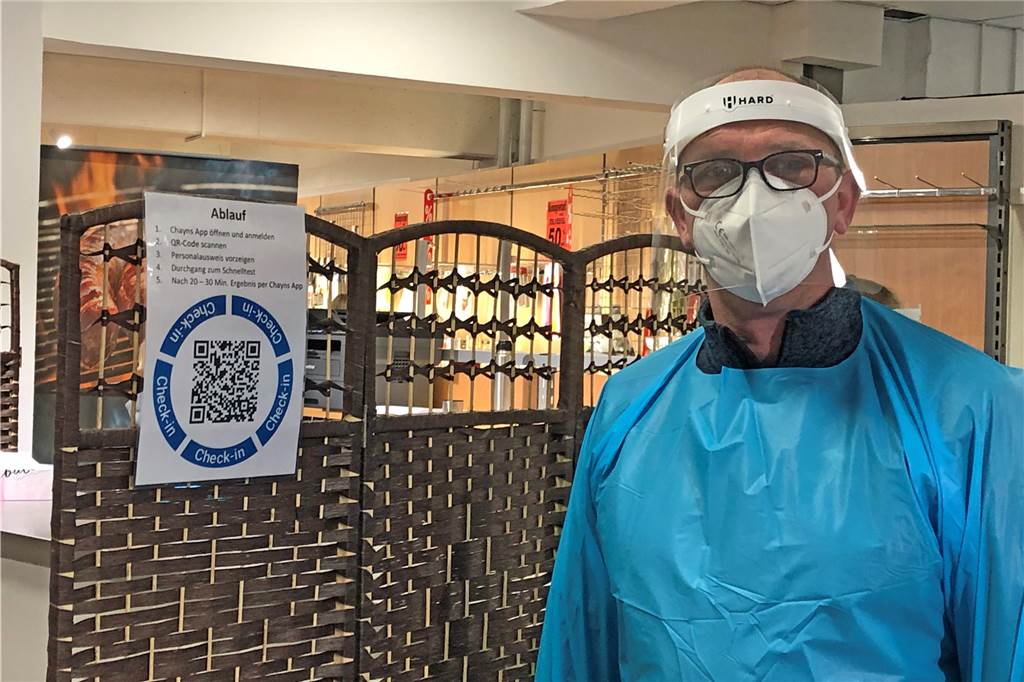 Testen statt Zapfen: Vredener Gastwirt hat wegen Corona umgesattelt Thomas Ostendarp ist hauptberuflich Gastwirt. Im Corona-Lockdown hat er aus der Not heraus umgesattelt und betreibt zusammen mit dem Stadtlohner Jochen Terbeck vier Corona-Teststationen in Borken, Südlohn, Oeding und Vreden. Er erhofft sich aus der Teststrategie auf kurze oder lange Sicht wieder eine Perspektive für die Gastronomie.