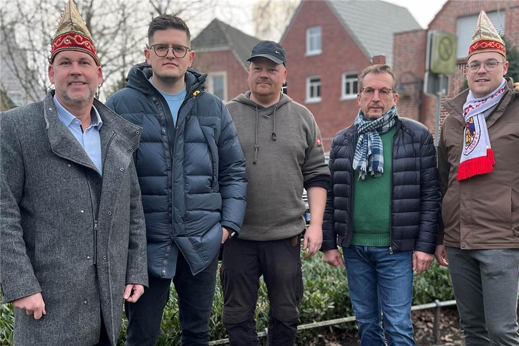 Infos zu Partys und Essensangeboten nach dem Rosenmontagszug in Wüllen Thomas Osterhues (Präsident des KV Klein-Köln), Drilon Gjokaj (Jeckys Pizzeria), Marc Böing (Festwirt der Klein-Köln-Arena), Xhevdet Gjokaj (Jeckys Pizzeria) und Jonas Leppen (Vizepräsident des KV Klein-Köln) (v.l.) freuen sich über ein großes Angebot rund um die „tollen Tage“ in Wüllen.