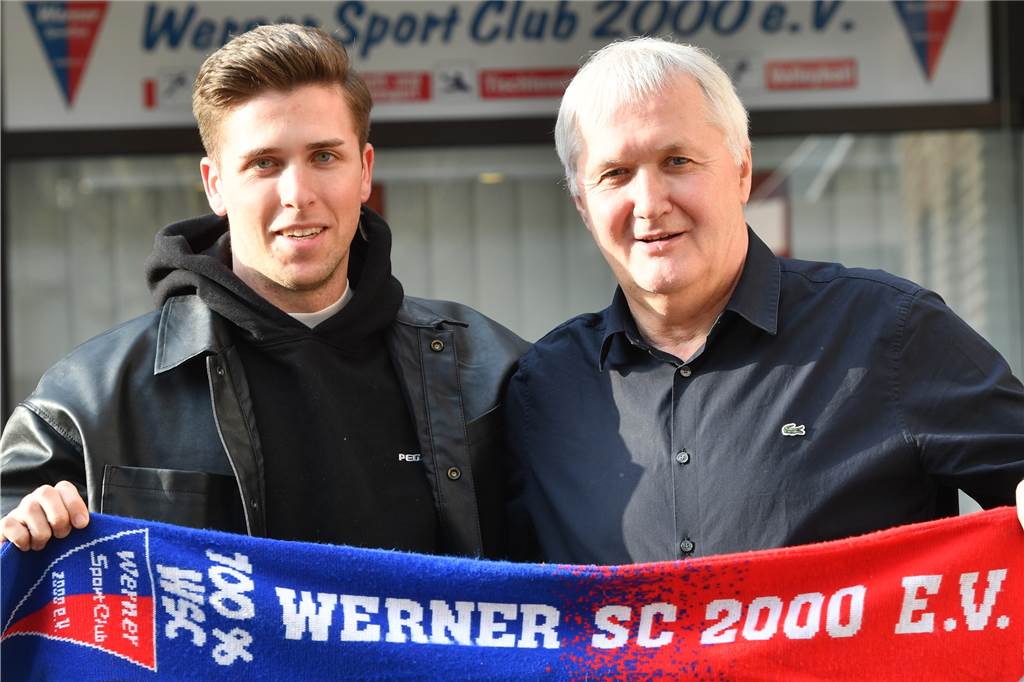 Nach Transferoffensive beim Werner SC: Jussef Saado freut sich auf die Konkurrenz Thomas Overmann (l.) durfte bereits acht Spieler für die nächste Saison vorstellen. Hier freut sich Brian Wolff mit ihm.