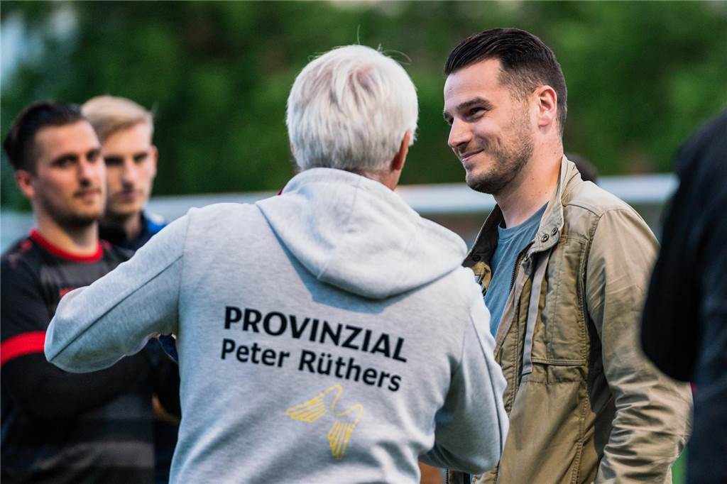 Daniel Durkalic rechnet nach Karriereende mit dem Fußball ab: „Es wird immer schlimmer!“ Thomas Overmann verabschiedete Daniel Durkalic (r.), der seine Karriere beendet hat.