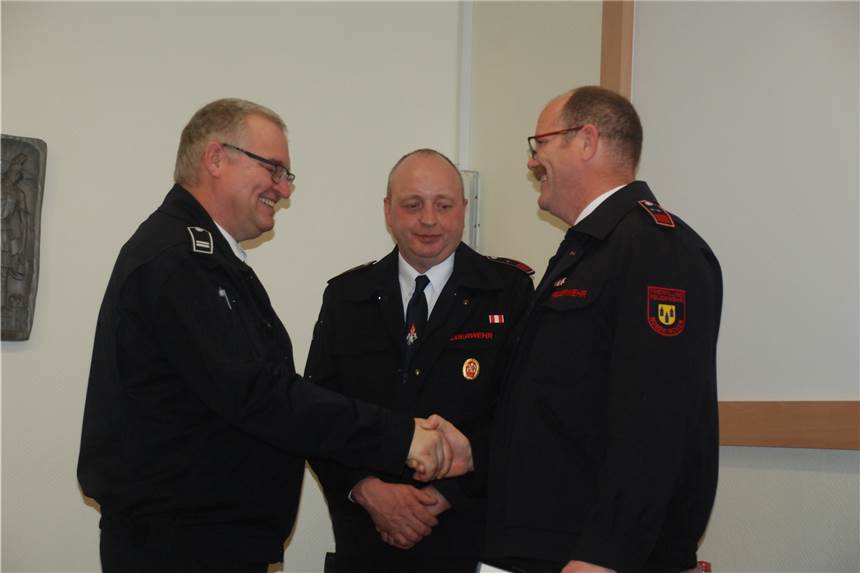 Freiwillige Feuerwehr Nordkirchen: Südkirchener Löschzug hat einen neuen Löschzugführer Thomas Quante (l.) freut sich auf seinen Nachfolger Markus Klotz (r.) und wünscht ihm ein glückliches Händchen. Der stellvertretende Löschzugführer Bernd Eggenstein (M.) bleibt weiterhin in der Löschzugführung tätig.