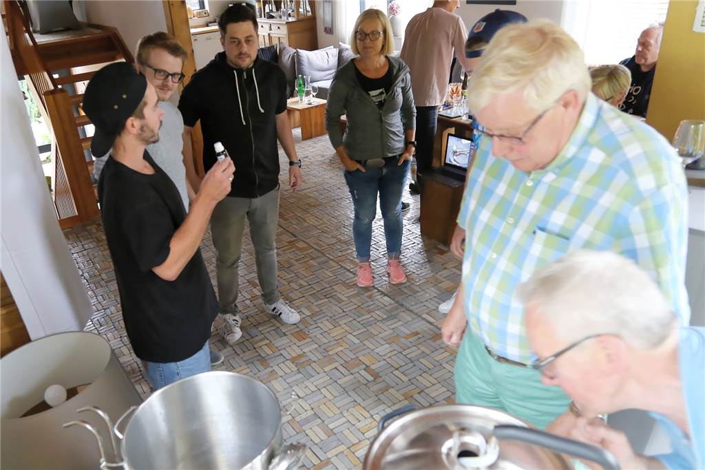 Thomas Redders (29) zeigt, wie jeder sein eigenes Bier brauen kann Thomas Redders (links) mit Teilnehmern seines Bierbrauseminares.