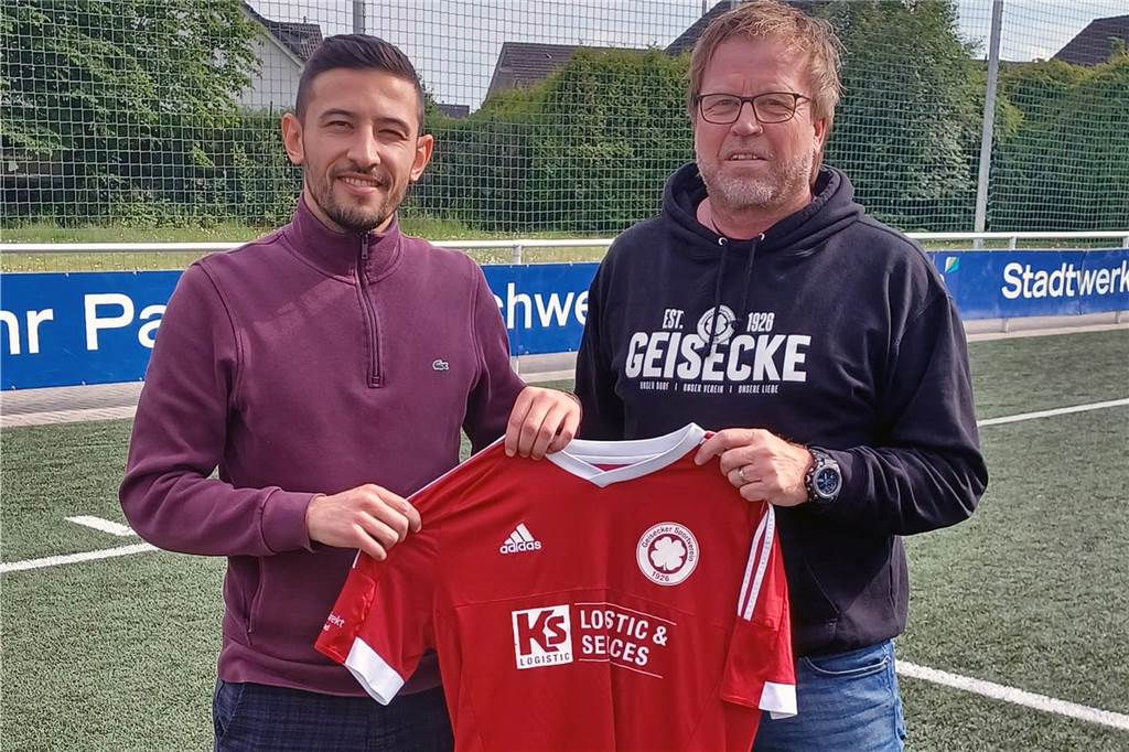 Geisecker SV: Noch zwei Neue aus Wetter - einer davon mit Vergangenheit beim VfL Schwerte Thomas Redel (re.), Sportlicher Leiter des Geisecker SV, begrüßt Neuzugang Eugen Grauberger.