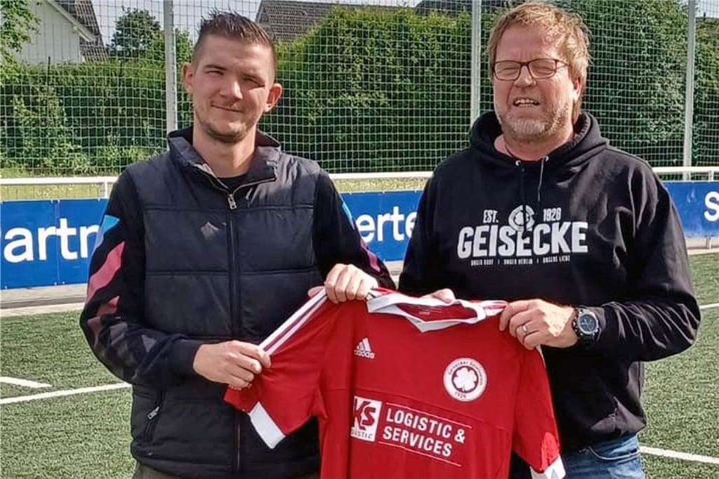 Geisecker SV: Noch zwei Neue aus Wetter - einer davon mit Vergangenheit beim VfL Schwerte Thomas Redel (re.), Sportlicher Leiter des Geisecker SV, begrüßt Neuzugang Raphael Marx.