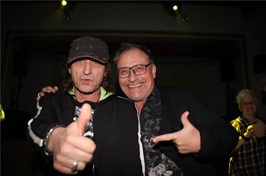 Thomas Richter (l.), Double von Udo Lindenberg, genoss die Winter-ade-Party im Bürgerhaus.