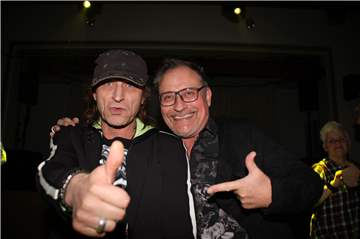 Thomas Richter (l.), Double von Udo Lindenberg, genoss die Winter-ade-Party im Bürgerhaus.