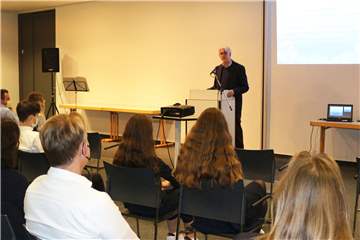 Thomas Ridder (Jüdisches Museum) begrüßte die preisgekrönten Schülerinnen und Schüler.