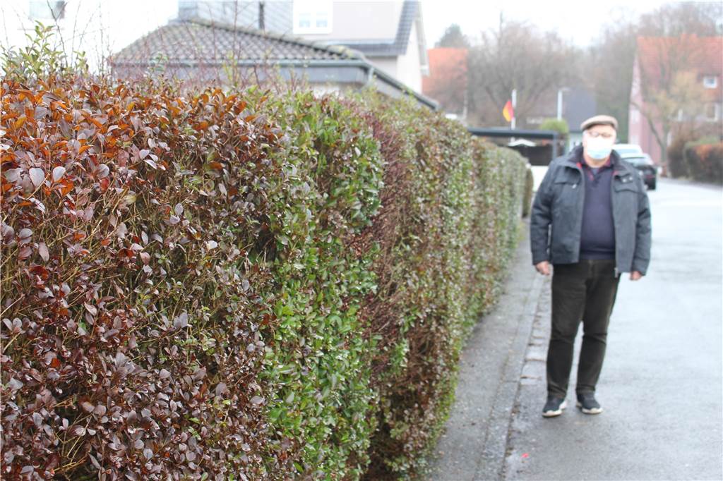 Parkärger in einer Siedlung: „Alle sollten gleich behandelt werden“ Thomas Roeske zeigt es: Die Gehwege in der Siedlung sind eng. Deshalb hat das Ordnungsamt hier Knöllchen an Falschparker verteilt.