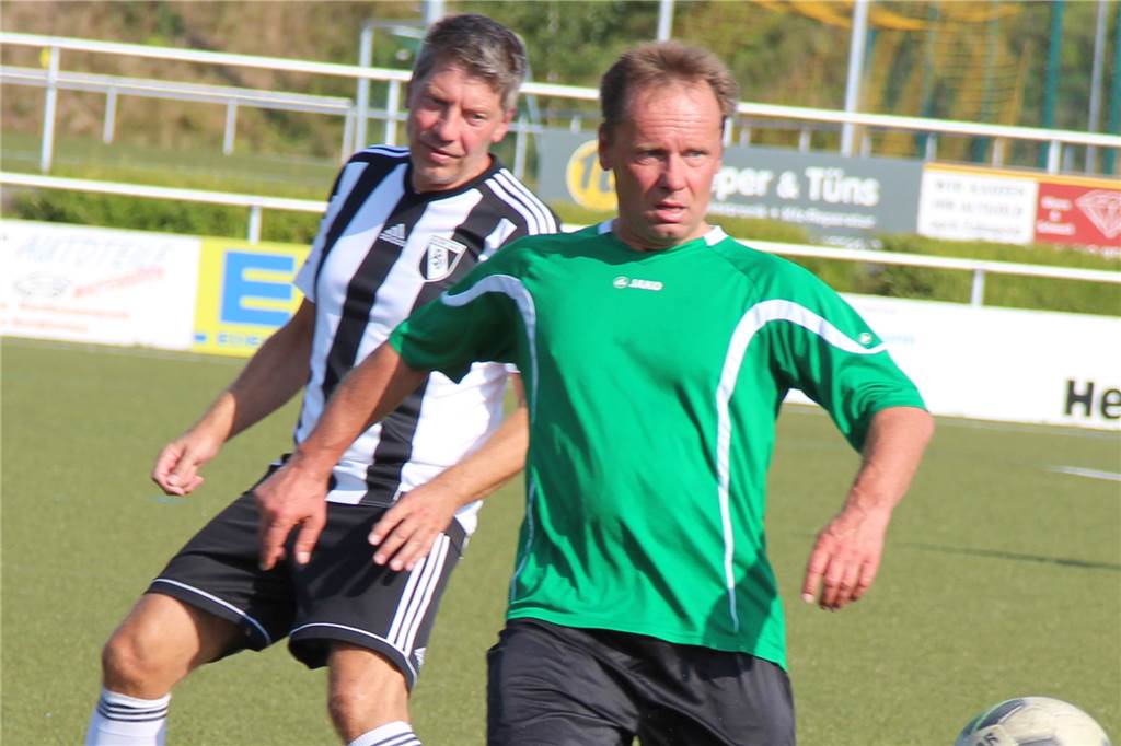 Fußball mit Herzfehler: PSV Bork dank Defibrillator für den Ernstfall vorbereitet Thomas Roth (h.) spielt noch heute bei den Alten Herren des PSV Bork.