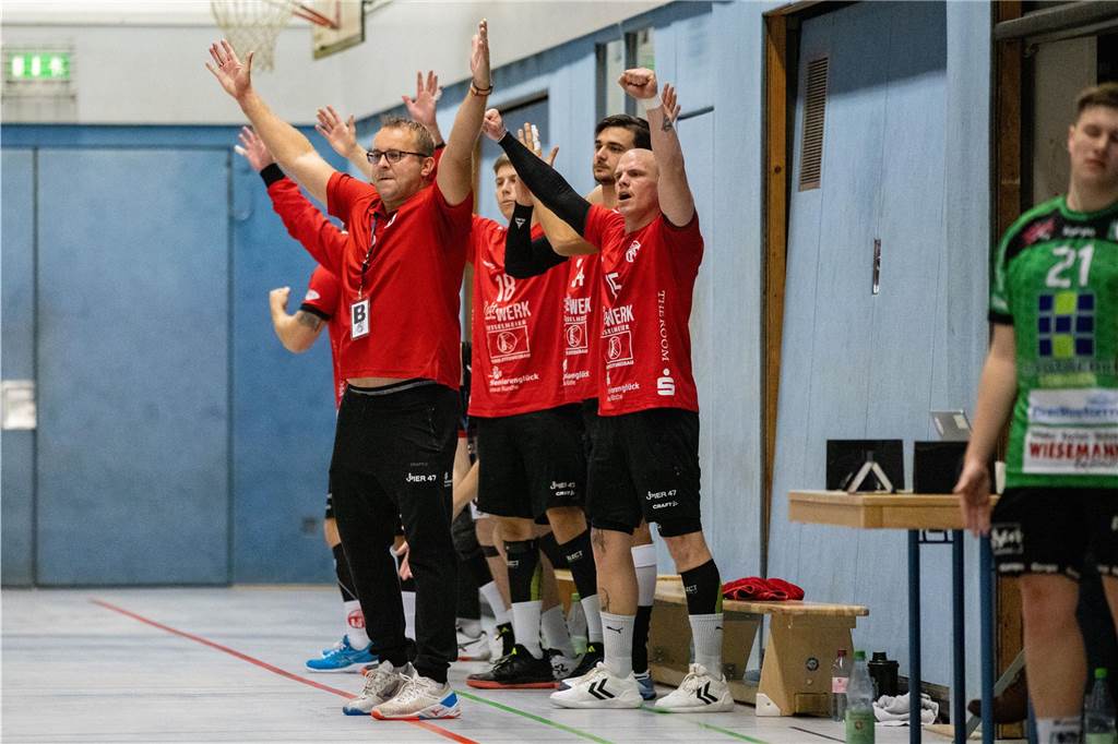 HC TuRa gibt 9-Tore-Führung aus der Hand: Fehlwurf kostet Sieg Thomas Rycharski jubelt mit der TuRa-Bank.