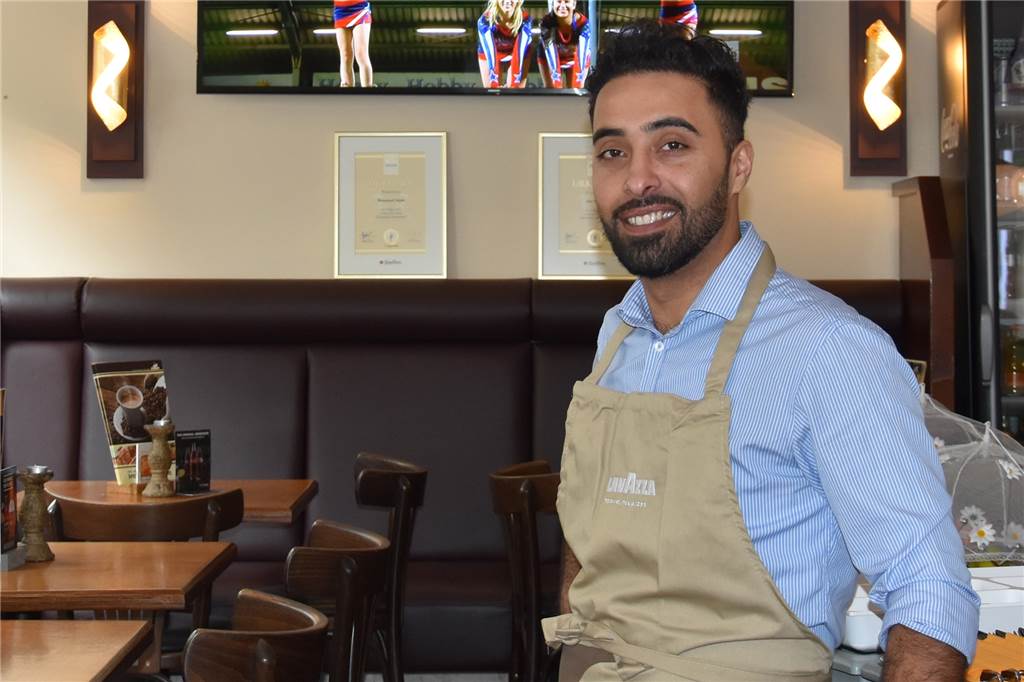 Hunde in Halterner Restaurants: willkommen, geduldet oder verboten? Thomas Saljuki in seinem Café Zentral in Haltern.