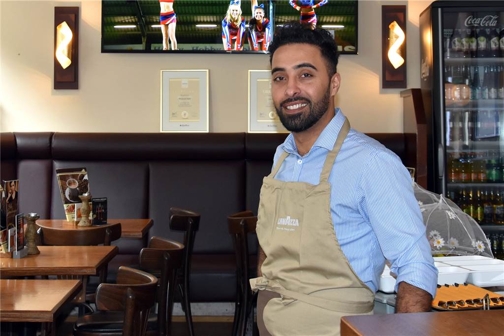 Mitarbeiter gesucht: Das gilt nicht für alle Halterner Gaststätten Thomas Saljuki hat im Café Zentral und im Alten Garten sein Team noch an Bord.