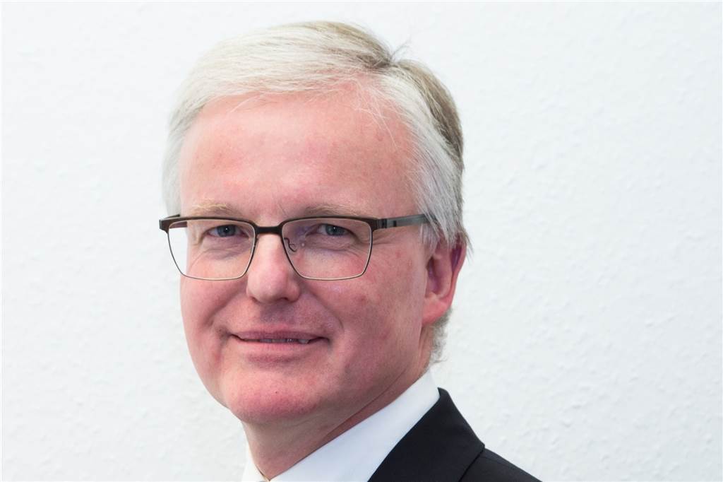 Geschäfte in der City bald montags zu? „Der Markt wird es zeigen“ Thomas Schäfer, Geschäftsführer des Handelsverbandes Westfalen-Münsterland in Dortmund, glaubt nicht, dass der Handel sich eine generelle Montagsschließung erlauben kann. Friseure könnten das machen, da im Internet keine Haare geschnitten werden können. „Der E-Commerce ist stark“, sagt er und empfiehlt dem stationären Einzelhandel einen solchen Schließungstag nicht.