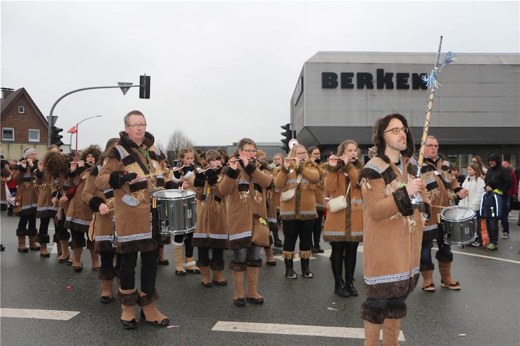 Stadtlohn schunkelt mit dem Spielmannszug beim Zug ohne Bremse Thomas Schulte (vorne) hatte eine gute Wahl getroffen. Der musikalische Leiter gab den Takt vor, zu dem die Närrinnen und Narren am Rand der Straßen schunkelten.